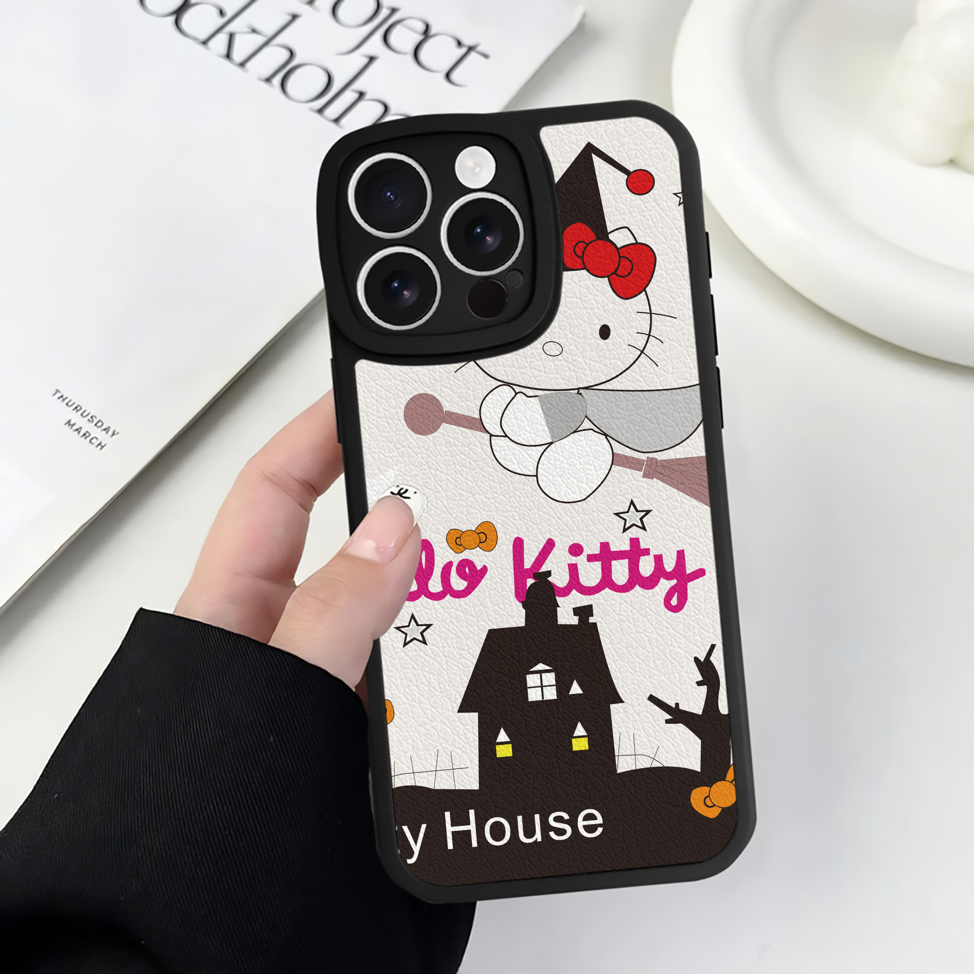 （画像用） Hello Kitty ハローキティ 【iPhone 16シリーズ対応】シリコンスマホケース（レザー調） 材質：シリコン